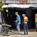 Personas trabajan en una ponchera, en La Habana. Foto:  Ernesto Mastrascusa/EFE.