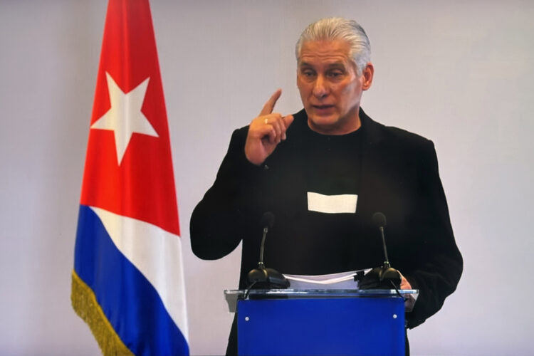 El presidente cubano Miguel Díaz-Canel habla durante una transmisión televisiva. Cuba EEUU