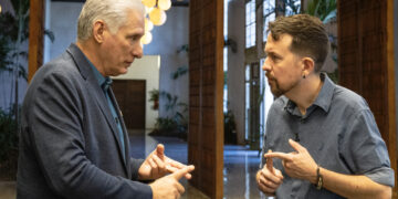 Fotografía cedida por la Presidencia de Cuba del mandatario Miguel Díaz-Canel (i) conversando con el exlíder de Podemos, Pablo Iglesias, en el Palacio de la Revolución, en La Habana. Foto: Alejandro Azcuy / Presidencia de Cuba / EFE.