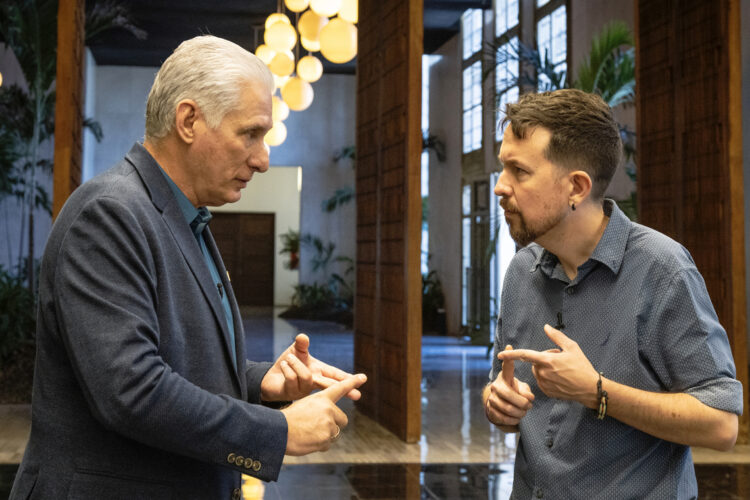 Fotografía cedida por la Presidencia de Cuba del mandatario Miguel Díaz-Canel (i) conversando con el exlíder de Podemos, Pablo Iglesias, en el Palacio de la Revolución, en La Habana. Foto: Alejandro Azcuy / Presidencia de Cuba / EFE.