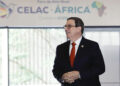 Bruno Rodríguez, llega al encuentro de los países de la Comunidad de Estados Latinoamericanos y Caribeños (Celac) y el Foro de Alto Nivel CelacÁfrica este sábado, en Bogotá. Foto:  Mauricio Dueñas Castañeda/EFE.