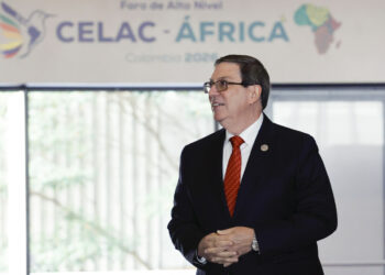 Bruno Rodríguez, llega al encuentro de los países de la Comunidad de Estados Latinoamericanos y Caribeños (Celac) y el Foro de Alto Nivel CelacÁfrica este sábado, en Bogotá. Foto:  Mauricio Dueñas Castañeda/EFE.