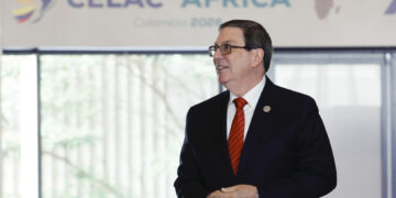 Bruno Rodríguez, llega al encuentro de los países de la Comunidad de Estados Latinoamericanos y Caribeños (Celac) y el Foro de Alto Nivel CelacÁfrica este sábado, en Bogotá. Foto:  Mauricio Dueñas Castañeda/EFE.