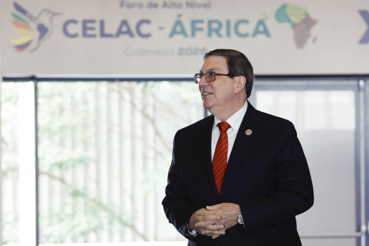 Bruno Rodríguez, llega al encuentro de los países de la Comunidad de Estados Latinoamericanos y Caribeños (Celac) y el Foro de Alto Nivel CelacÁfrica este sábado, en Bogotá. Foto:  Mauricio Dueñas Castañeda/EFE.