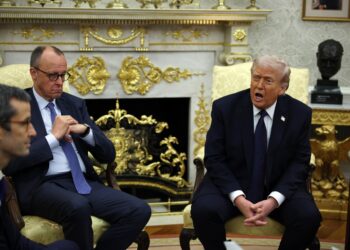 El presidente de Estados Unidos, Donald Trump, y el canciller alemán, Friedrich Merz, durante una reunión bilateral en la Oficina Oval de la Casa Blanca este 3 de marzo de 2026. Foto: EFE/EPA/SAMUEL CORUM / POOL.