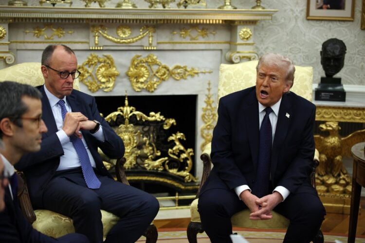 El presidente de Estados Unidos, Donald Trump, y el canciller alemán, Friedrich Merz, durante una reunión bilateral en la Oficina Oval de la Casa Blanca este 3 de marzo de 2026. Foto: EFE/EPA/SAMUEL CORUM / POOL.