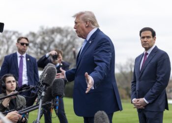 Donald J. Trump y Marco Rubio, responden a las preguntas de la prensa, este viernes. Foto: SHAWN THEW/EFE/EPA.