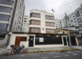 Fotografía que muestra la fachada de la Embajada de Cuba este miércoles, en Quito (Ecuador). El Gobierno de Ecuador expulsó a todo el personal diplomático de Cuba acreditado en el país andino, incluido a su embajador, Basilio Gutiérrez, y también procedió a retirar a su embajador en La Habana, lo que supone la ruptura de las relaciones diplomáticas con la isla. EFE/ José Jácome.