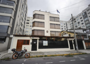 Fotografía que muestra la fachada de la Embajada de Cuba este miércoles, en Quito (Ecuador). El Gobierno de Ecuador expulsó a todo el personal diplomático de Cuba acreditado en el país andino, incluido a su embajador, Basilio Gutiérrez, y también procedió a retirar a su embajador en La Habana, lo que supone la ruptura de las relaciones diplomáticas con la isla. EFE/ José Jácome.