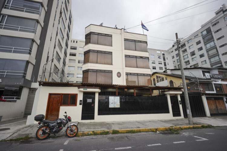 Fotografía que muestra la fachada de la Embajada de Cuba este miércoles, en Quito (Ecuador). El Gobierno de Ecuador expulsó a todo el personal diplomático de Cuba acreditado en el país andino, incluido a su embajador, Basilio Gutiérrez, y también procedió a retirar a su embajador en La Habana, lo que supone la ruptura de las relaciones diplomáticas con la isla. EFE/ José Jácome.