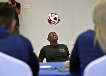 El exfutbolista cubano Erick Hernández cabecea un balón para romper su propia marca. Foto: Ernesto Mastrascusa/EFE.