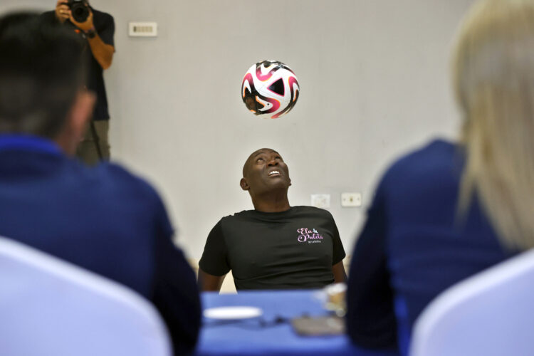 El exfutbolista cubano Erick Hernández cabecea un balón para romper su propia marca. Foto: Ernesto Mastrascusa/EFE.