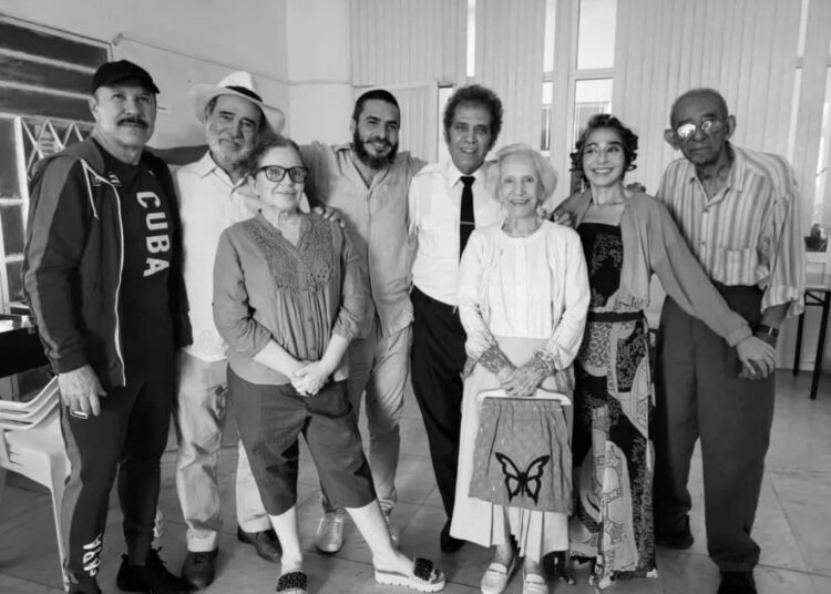 Parte del elenco del largometraje "Estrés", dirigido por Marilyn Solaya, durante el rodaje. Foto: Tomada de Cubaactores.