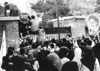 Estudiantes iraníes asaltan embajada de Estados Unidos en Teherán en 1979. Foto: Wikipedia.
