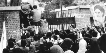 Estudiantes iraníes asaltan embajada de Estados Unidos en Teherán en 1979. Foto: Wikipedia.