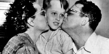 Facundito Bacardí fue colmado de besos por sus padres a su regreso sano y salvo. Foto: Archivo del autor.