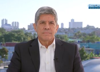 Captura de pantalla de la entrevista de NBC News con el vicecanciller cubano Fernández de Cossío.