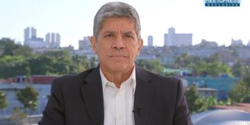 Captura de pantalla de una entrevista de NBC News con el vicecanciller cubano Fernández de Cossío.