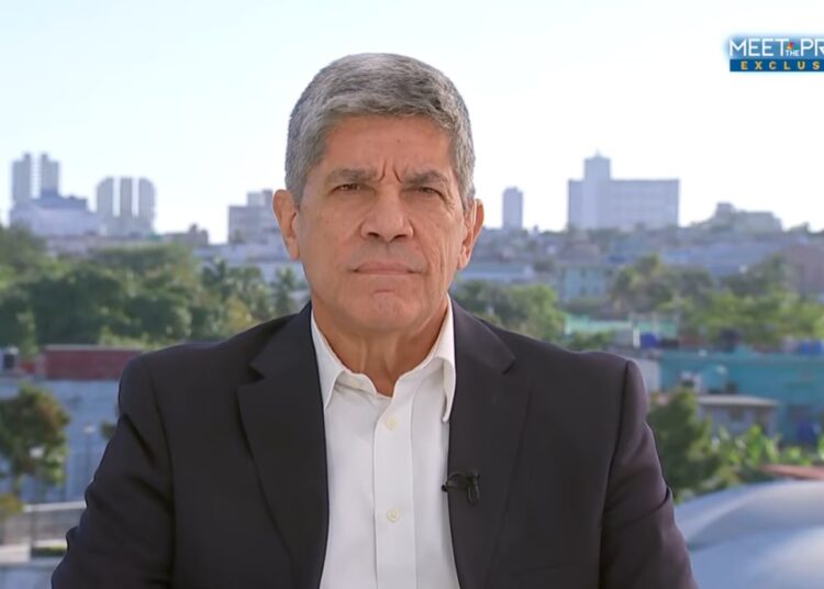 Captura de pantalla de la entrevista de NBC News con el vicecanciller cubano Fernández de Cossío.