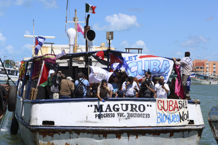 El barco 'Maguro' de la delegación mexicana del convoy Nuestra América zarpa con destino a Cuba, cargado de ayuda humanitaria, este viernes desde el puerto de abrigo de Yucalpetén, en Yucatán, México. Foto: EFE/ Lorenzo Hernández.