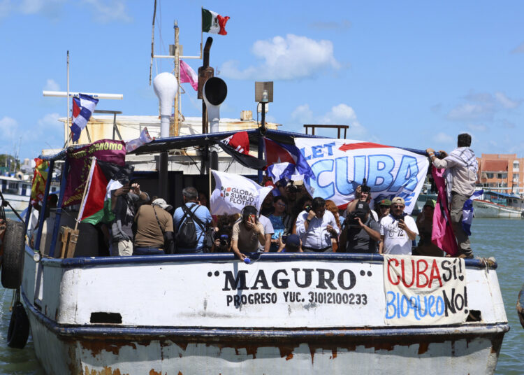El barco 'Maguro' de la delegación mexicana del convoy Nuestra América zarpa con destino a Cuba, cargado de ayuda humanitaria, este viernes desde el puerto de abrigo de Yucalpetén, en Yucatán, México. Foto: EFE/ Lorenzo Hernández.