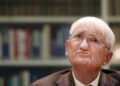 Fotografía de archivo fechada el 12 de diciembre de 2012 del filósofo alemán Jürgen Habermas durante una conferencia de prensa en el Instituto Heinrich Heine en Duesseldorf (Alemania). Foto: EPA/MARTIN GERTEN ARCHIVO.
