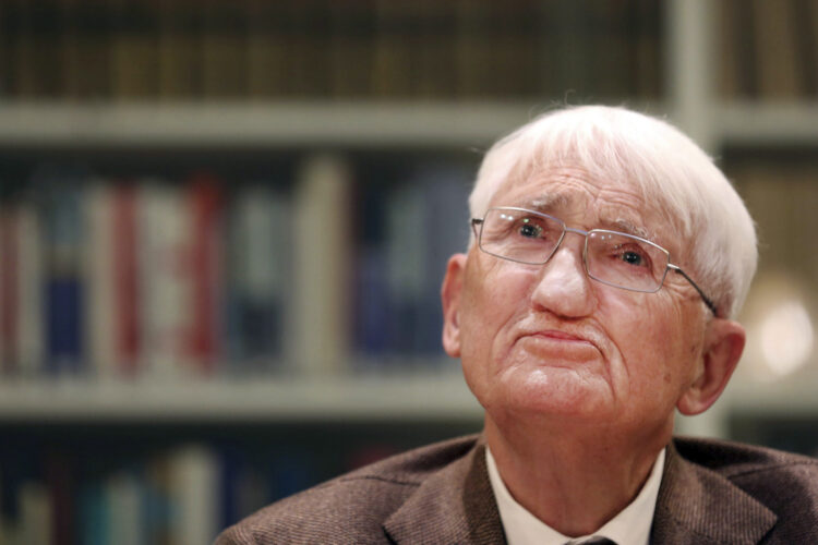 Fotografía de archivo fechada el 12 de diciembre de 2012 del filósofo alemán Jürgen Habermas durante una conferencia de prensa en el Instituto Heinrich Heine en Duesseldorf (Alemania). Foto: EPA/MARTIN GERTEN ARCHIVO.