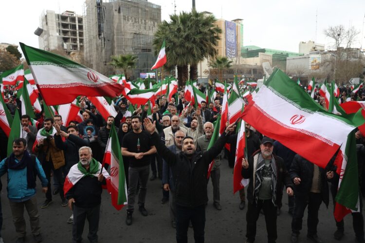 Iraníes se reúnen durante protestas contra EE. UU. e Israel en Teherán, Irán, el 28 de febrero de 2026. Una operación militar conjunta de Israel y EE. UU. atacó múltiples objetivos en Irán en las primeras horas del mismo día. (Protestas, Teherán) EFE/EPA/ABEDIN TAHERKENAREH.