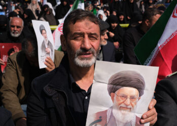 Fieles rezan en la mezquita Mosala en rememoración al difunto líder supremo de Irán Alí Jameneí. Foto: Jaime León/EFE.