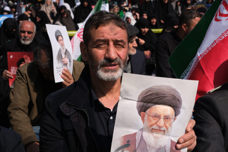 Fieles rezan en la mezquita Mosala en rememoración al difunto líder supremo de Irán Alí Jameneí. Foto: Jaime León/EFE.
