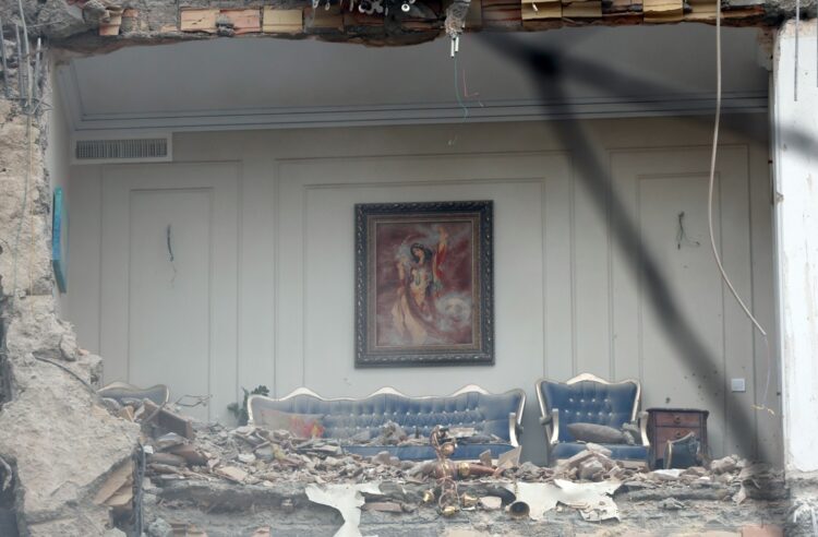 Interior de una vivienda destruida por los bombardeos en Teherán. Foto: ABEDIN TAHERKENAREH/EFE/EPA