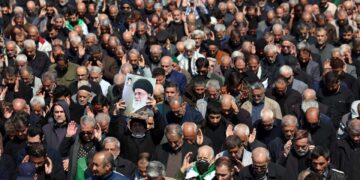 Hombre sostiene una imagen del fallecido líder supremo iraní, el ayatolá Alí Jamenei, durante la oración del viernes en la mezquita de Mosallah, Teherán. Foto: ABEDIN TAHERKENAREH/EFE/EPA.