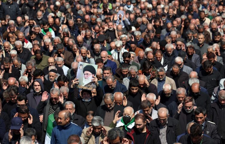 Hombre sostiene una imagen del fallecido líder supremo iraní, el ayatolá Alí Jamenei, durante la oración del viernes en la mezquita de Mosallah, Teherán. Foto: ABEDIN TAHERKENAREH/EFE/EPA.