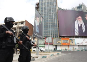 Fuerzas de seguridad iraníes vigilan la enorme valla publicitaria del líder supremo iraní, el ayatolá Alí Jamenei, en la plaza Valiasr de Teherán, este 2 de marzo de 2026. Foto: ABEDIN TAHERKENAREH /EFE/EPA.
