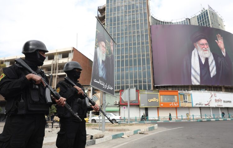 Fuerzas de seguridad iraníes vigilan la enorme valla publicitaria del líder supremo iraní, el ayatolá Alí Jamenei, en la plaza Valiasr de Teherán, este 2 de marzo de 2026. Foto: ABEDIN TAHERKENAREH /EFE/EPA.