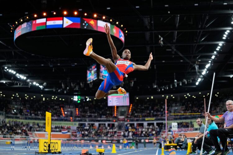 El joven saltador de longitud Jorge Hodelín, de Cuba, durante el Campeonato Mundial de Atletismo Bajo Techo, celebrado en la ciudad de Torún, en Polonia. Foto: www.hjnews.com