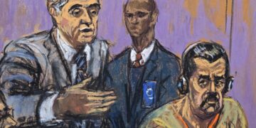 Dibujo realizado por la artista Jane Rosenberg donde aparece el depuesto presidente de Venezuela, Nicolás Maduro (d), junto a su abogado Barry Pollack (i), durante su comparecencia ante un tribunal federal en Nueva York, EE.UU, el 26 de marzo de 2026. Imagen: Jane Rosenberg / EFE.