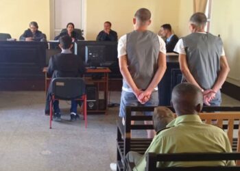 Juicio por el delito de sabotaje en Ciego de Ávila a dos hombres acusados de robar unos 50 mil tornillos de parques solares. Foto: Odania García Heredia / Invasor.