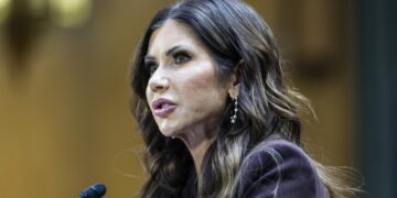 La secretaria de Seguridad Nacional de Estados Unidos, Kristi Noem, testificó ante el Comité Judicial del Senado en el edificio de oficinas del Senado Dirksen en Washington, DC, EE.UU., el 03 de marzo de 2026. Foto: EFE/EPA/JIM LO SCALZO.