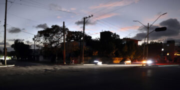 Vehículos transitan por una calle durante el apagón de este miércoles, en La Habana. Foto:  Ernesto Mastrascusa/EFE.