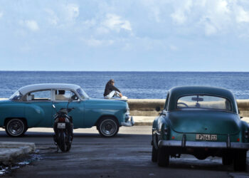 Una persona descansa frente al malecón este miércoles, en La Habana. Foto: Ernesto Mastrascusa/EFE.