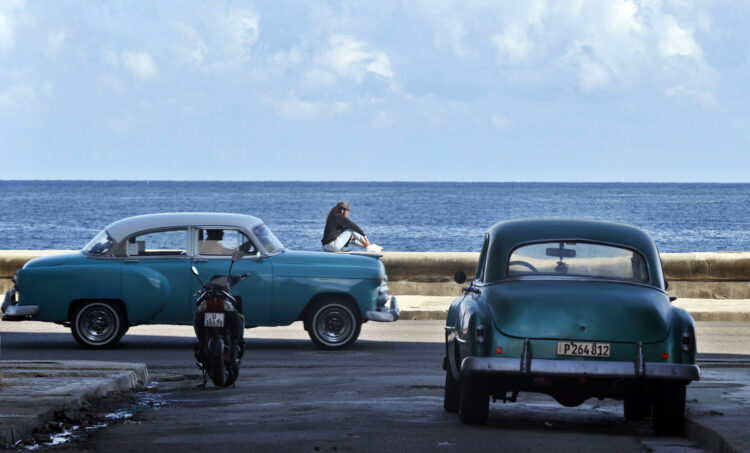 Una persona descansa frente al malecón este miércoles, en La Habana. Foto: Ernesto Mastrascusa/EFE.