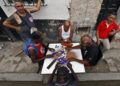 Personas juegan dominó durante un apagón en La Habana. Foto:  Ernesto Mastrascusa/EFE.