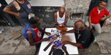 Personas juegan dominó durante un apagón en La Habana. Foto:  Ernesto Mastrascusa/EFE.