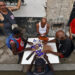 Personas juegan dominó durante un apagón en La Habana. Foto:  Ernesto Mastrascusa/EFE.