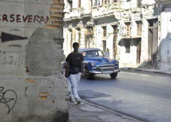 Una persona camina por una calle habanera. Foto: Ernesto Mastrascusa/EFE.