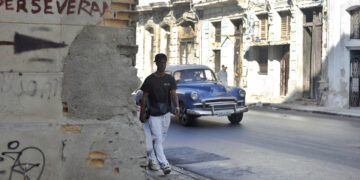 Una persona camina por una calle habanera. Foto: Ernesto Mastrascusa/EFE.