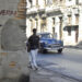 Una persona camina por una calle habanera. Foto: Ernesto Mastrascusa/EFE.