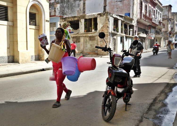 Escena de una calle habanera. Foto: Ernesto Mastrascusa/EFE.