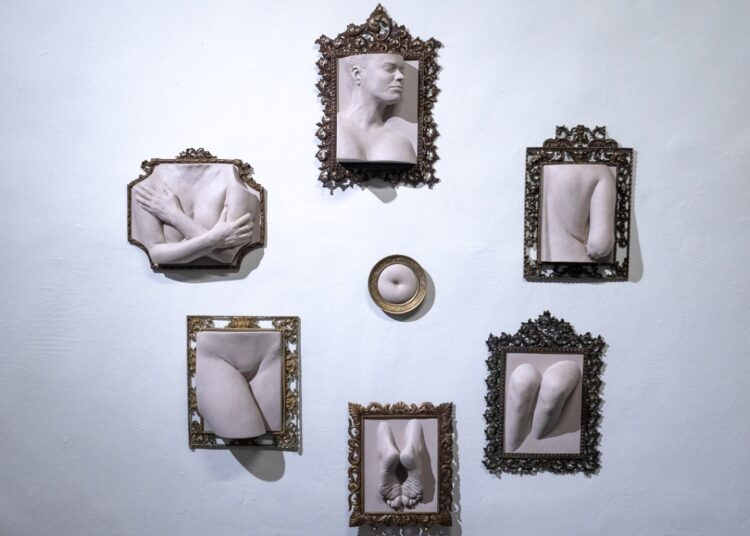 “Serie “Cartografía de un cuerpo”, 2025. Moldes al natural de la artista fundidos en resina de poliéster y fibra de vidrio sobre marco antiguo de bronce.